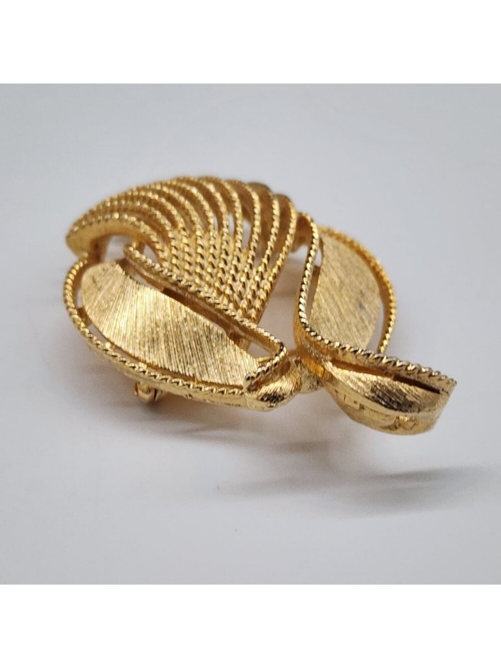 Vintage Lisner Brooch Gold Tone Modernist Abstract Leaf Pin - Picture 7 of 9